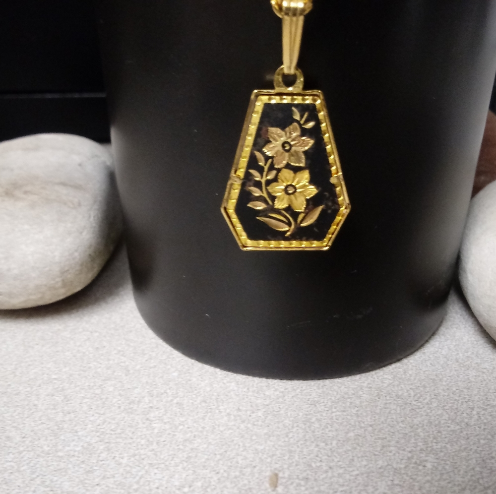 Detailed golden necklace.